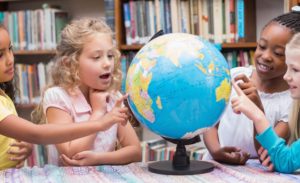 Read more about the article «Детский сад, а не школа». Какие «домашки» задают детям в разных странах?