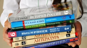 Read more about the article В Совфеде предложили лишить Минпросвещения монополии на экспертизу учебников